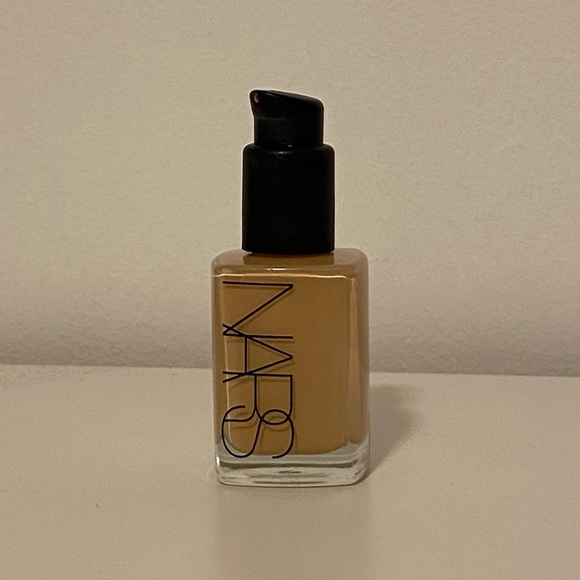 Nars Sheer Glow Foundation colour Messine. - Picture 2 of 3